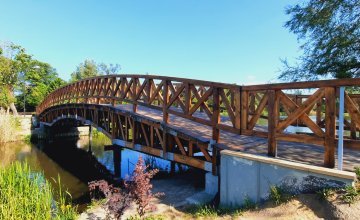 Zakończenie prac konserwacyjnych mostu drewnianego nad stawami